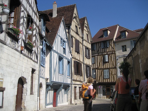 une groupe en centre ville d'auxerre avec les maisons en bois